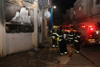  بالفيديو: حريق كبير في أحد البيوت بشارع "ريش جلوتا" اثر القاء زجاجة حارقة عليه